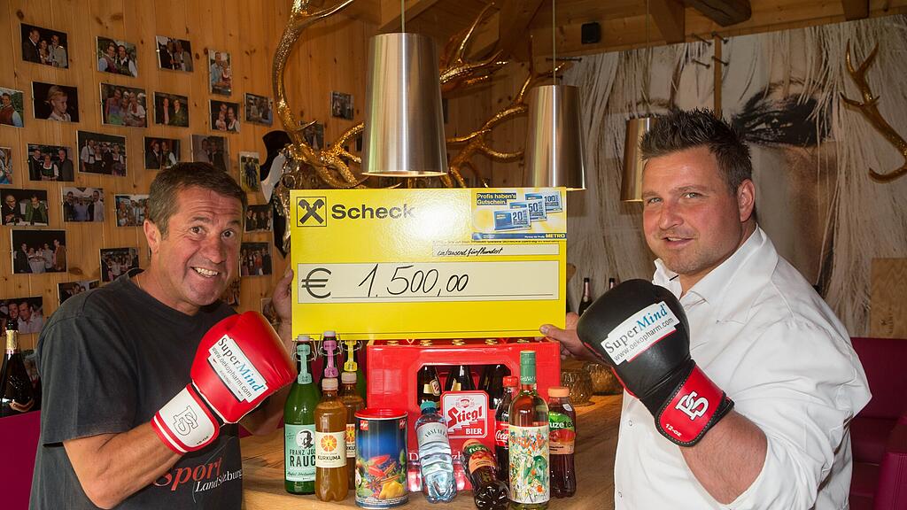 Boxer kämpfen gemeinsam für den guten Zweck.