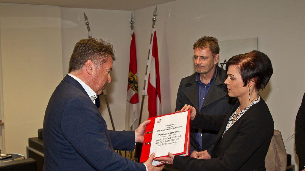 Bahnhof Steindorf: Unterschriften übergeben