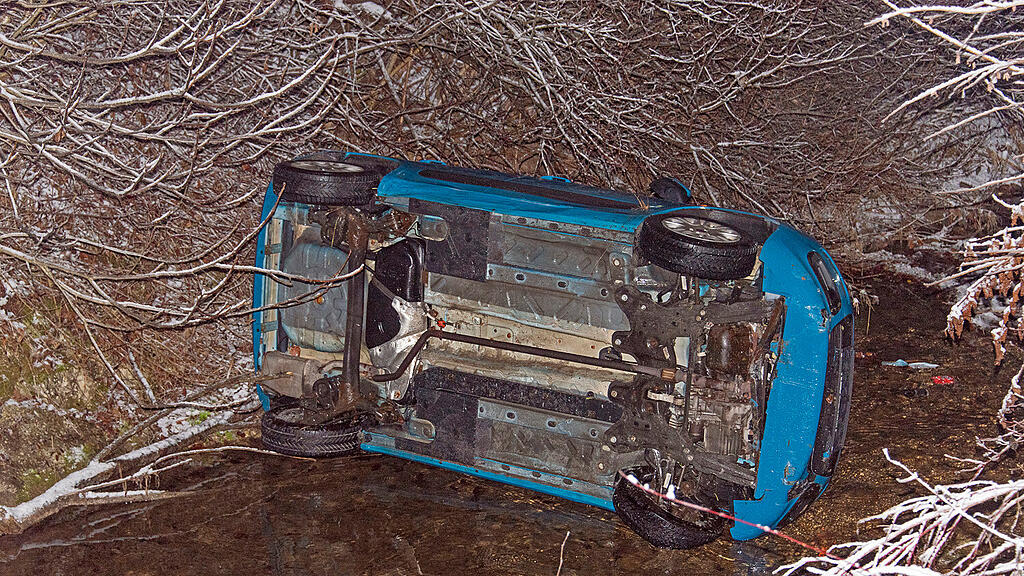 Bayern: Auto überschlägt sich und landet im Bachbett