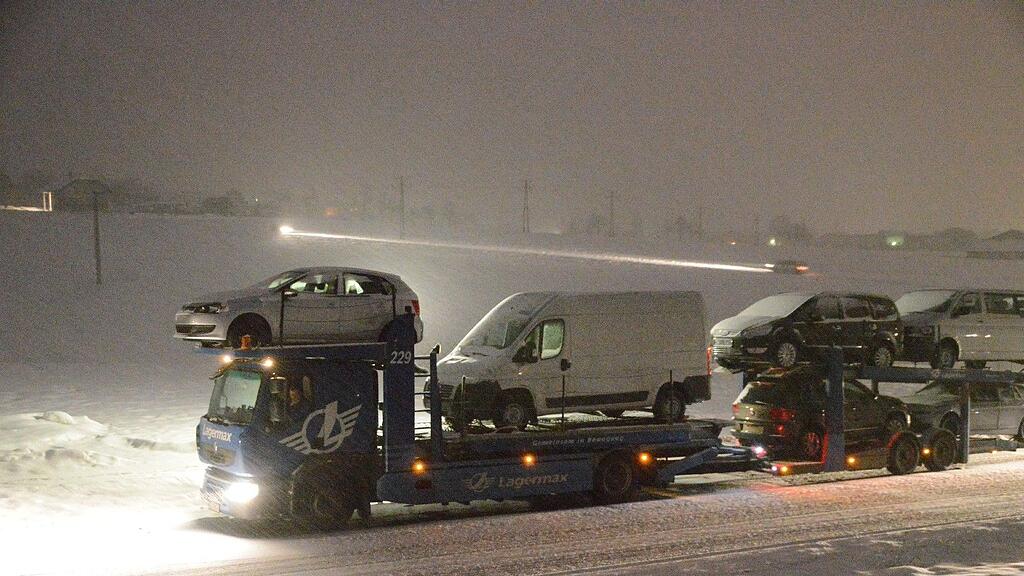 Zwei Menschen wurden Freitagfrüh bei einem Frontalcrash in Straßwalchen schwer verletzt.