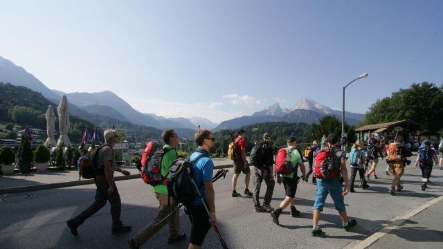 Unter Begleitung erfahrener Bergführer und Tourguides werden die Teilnehmer auf drei verschiedenen Strecken betreut und begleitet.