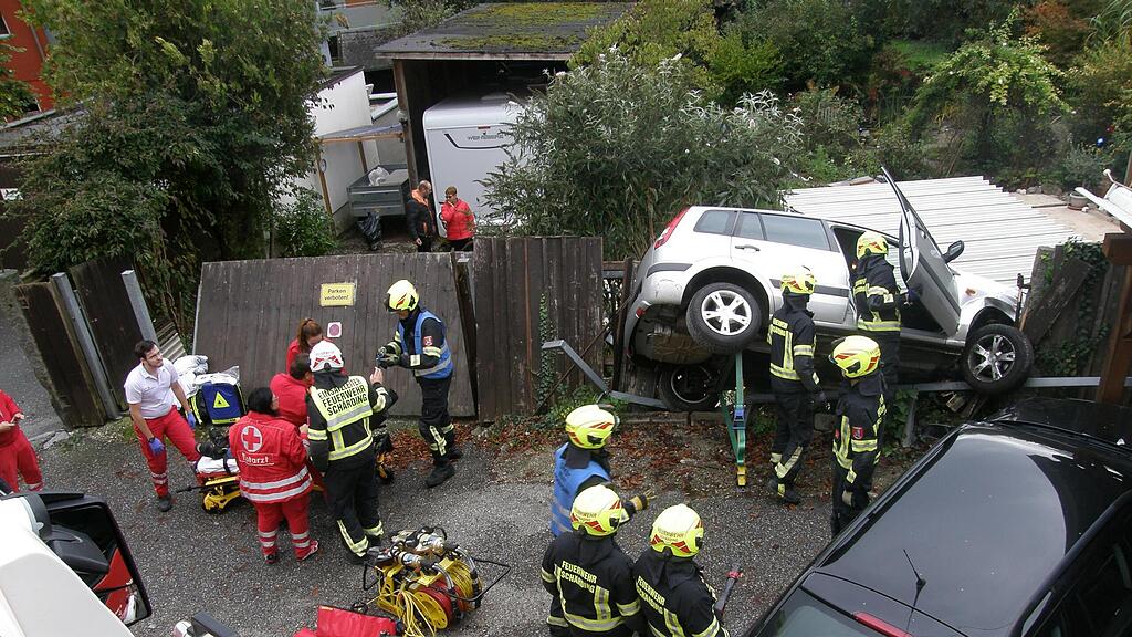 Der Pkw-Lenker kam von der Straße ab und drohte mit seinem Auto in einen Garten zu stürzen.