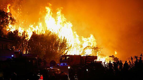 Hunderte Hektar Land stehen in Flammen