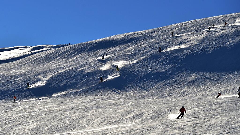 Wintersportler sollten sich derzeit nur auf gesicherten Pisten bewegen.