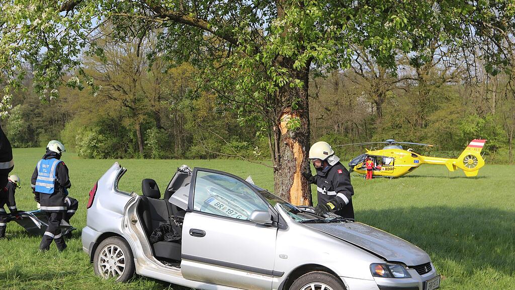 Der Oberösterreicher prallte mit seinem Auto frontal in einen Baum.