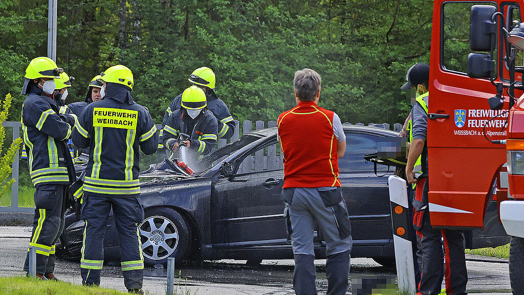 Schneizlreuth: Brennendes Auto auf Tankstelle