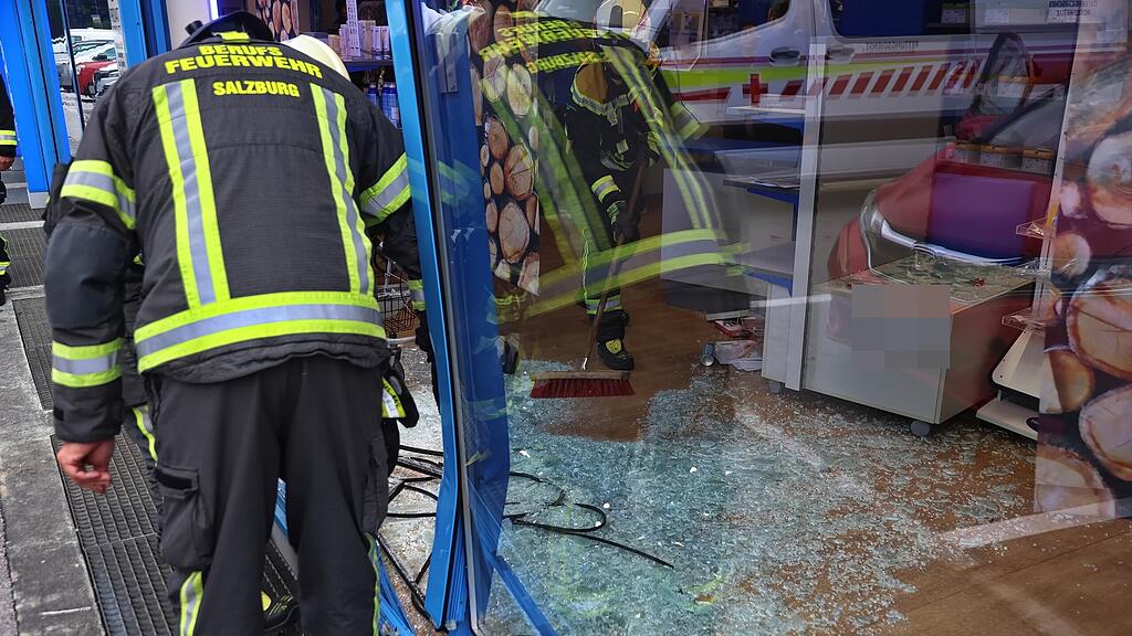 Auto gegen Auslagenscheibe