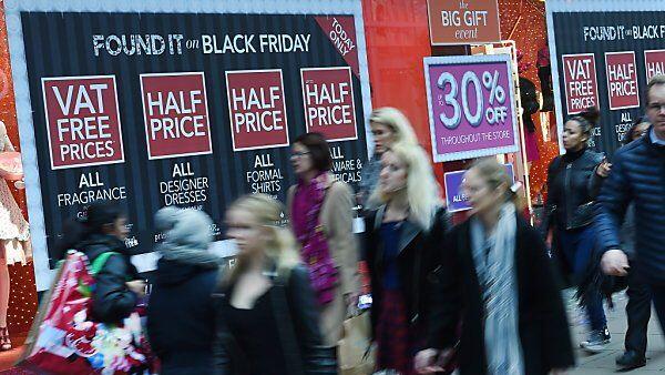 Londoner gehen am "Black Friday" shoppen
