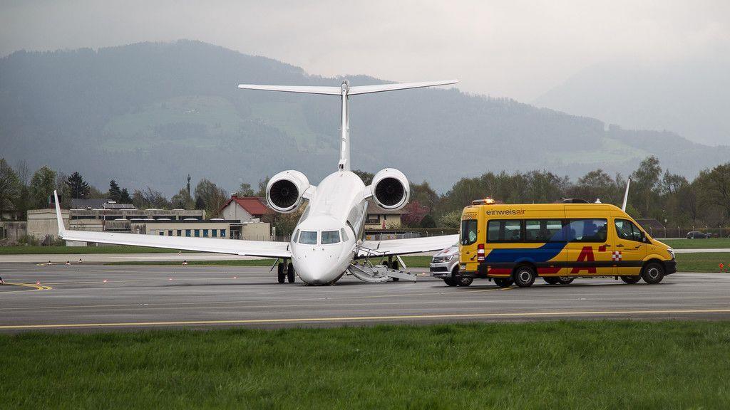 Salzburg Airport: Flugzeugfahrwerk knickt nach Rücklandung ein
