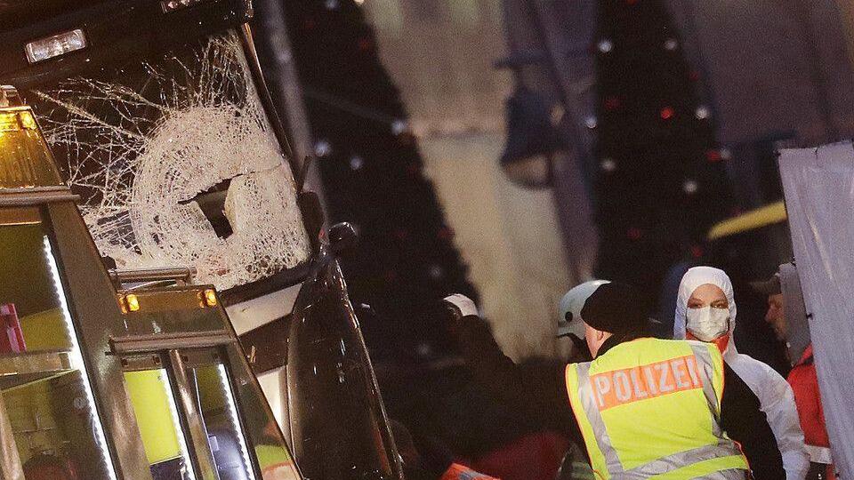 Lkw rast in Weihnachtsmarkt: Spurensicherung