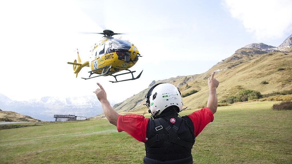 Nicht immer ist schon die Bergrettung vor Ort, die den Helikopter mittels Funkkontakt einweisen kann