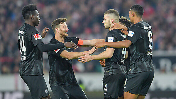 Frankfurt-Spieler bilden eine Jubeltraube