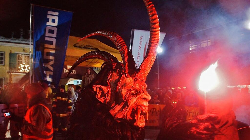 Feuertänze und Feuershows wurden von den Passen präsentiert.