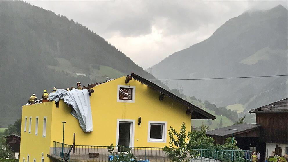 In Mittersill deckte der Sturm ein Dach samt Dachstuhl ab.