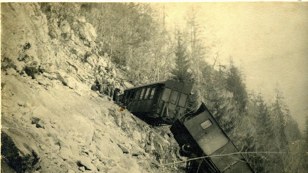 Die Ischlerbahn wurde von dem Felststurz getroffen und entgleiste.