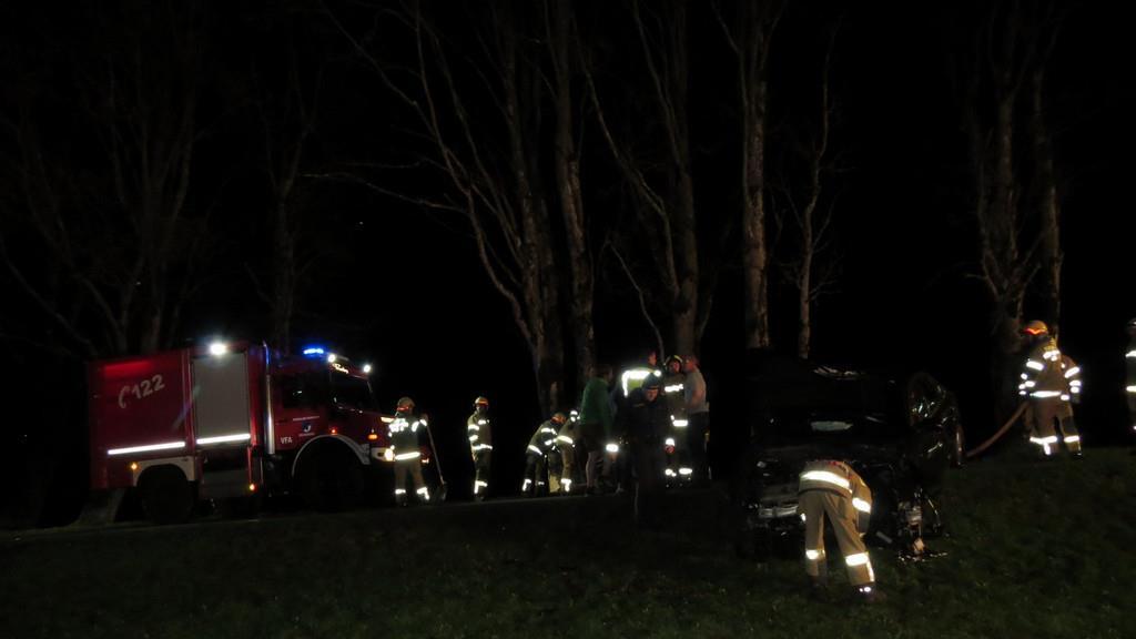 Auto knallt in Bramberg gegen Baum