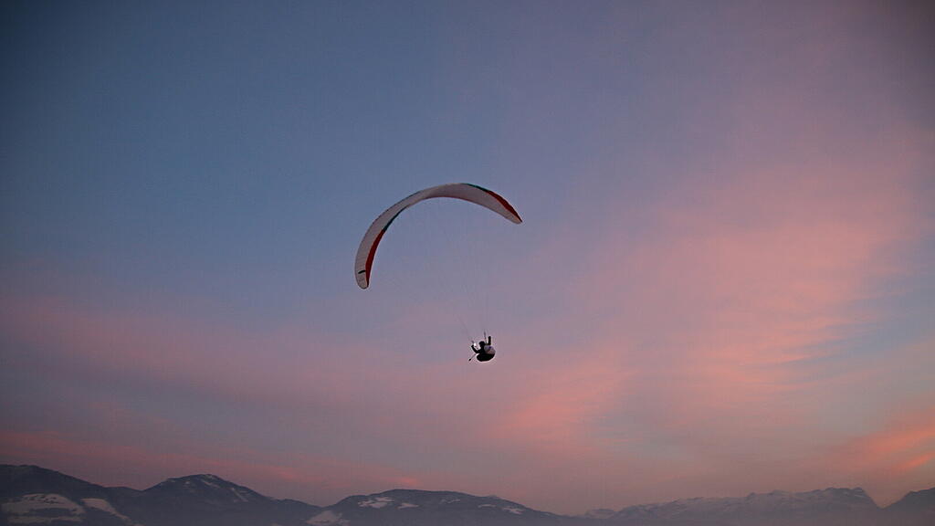 1. Adventlichterlflug der Paragleiter \u00fcber der Stadt Salzburg
