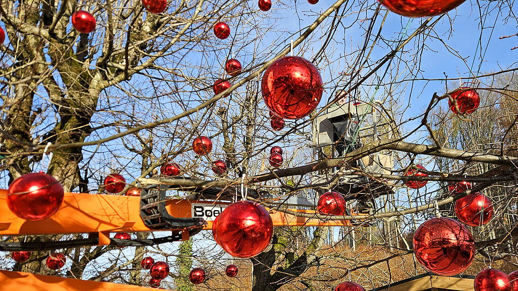 Aufbau des Plainer Christkindlmarkts in Bergheim