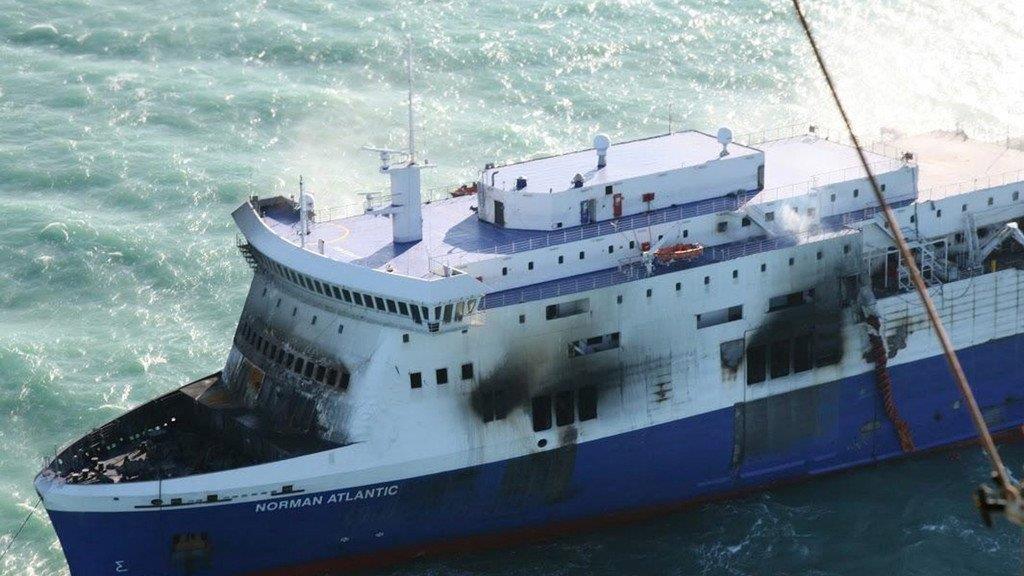 Norman Atlantic: Fähre wird abgeschleppt, Passagiere kommen an