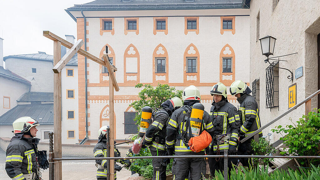 Feuerwehr-Übung auf der Festung, II