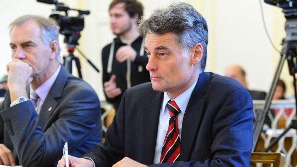 Obwohl Müller bereits zu seiner Zeit als Chef der Landesbuchhaltung massive Bedenken hinsichtlich des Risikos der Finanzgeschäfte hatte, habe er als Rechnungshofdirektor jegliche Eigenaktivität unterlassen.