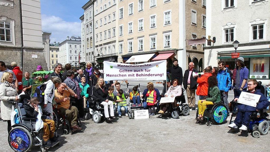 Menschenkette am Residenzplatz