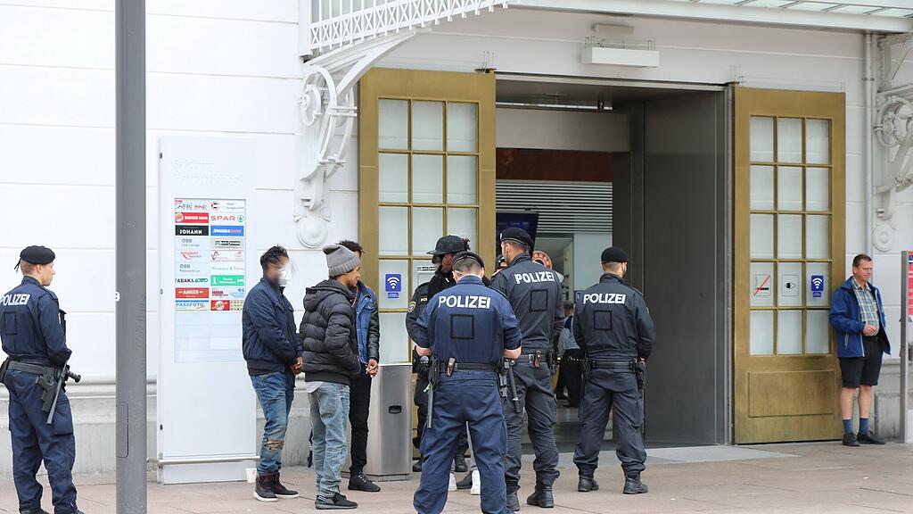 Die Polizei in Salzburg stockt erneut ihre Einsatzkräfte auf.