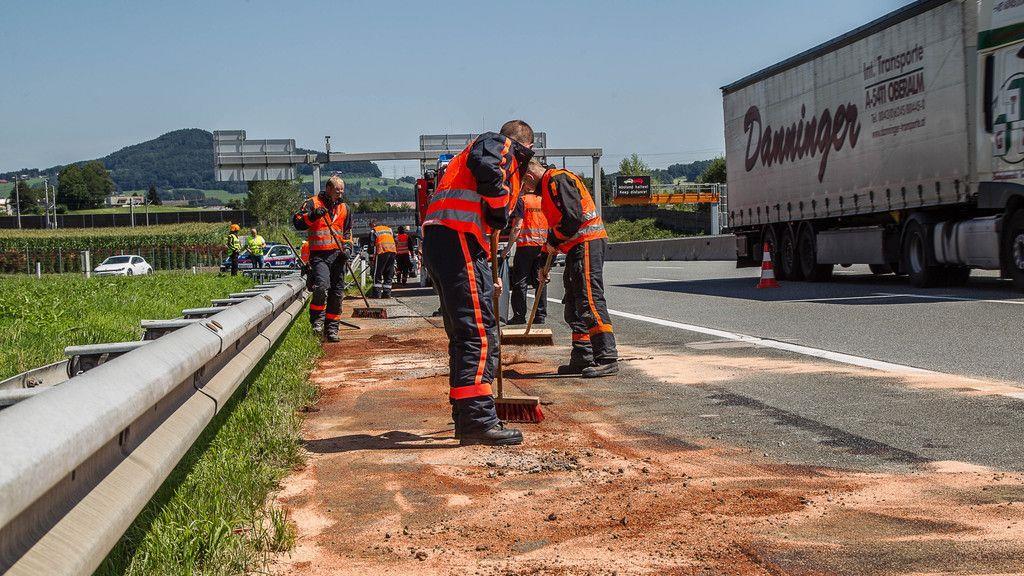 Lkw verliert Hydrauliktank auf A1