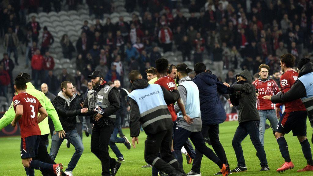 Fußballfans stürmten in Lille den Rasen