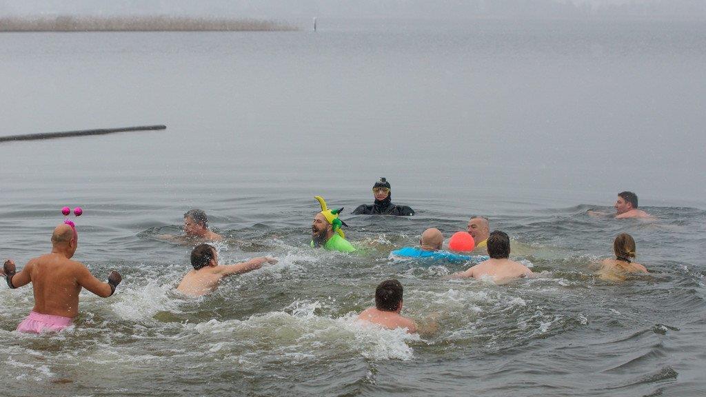 Badelaune beim Silvesterschwimmen in Seeham