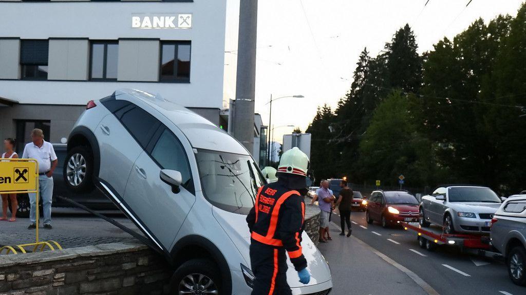Pkw kracht über Steinmauer