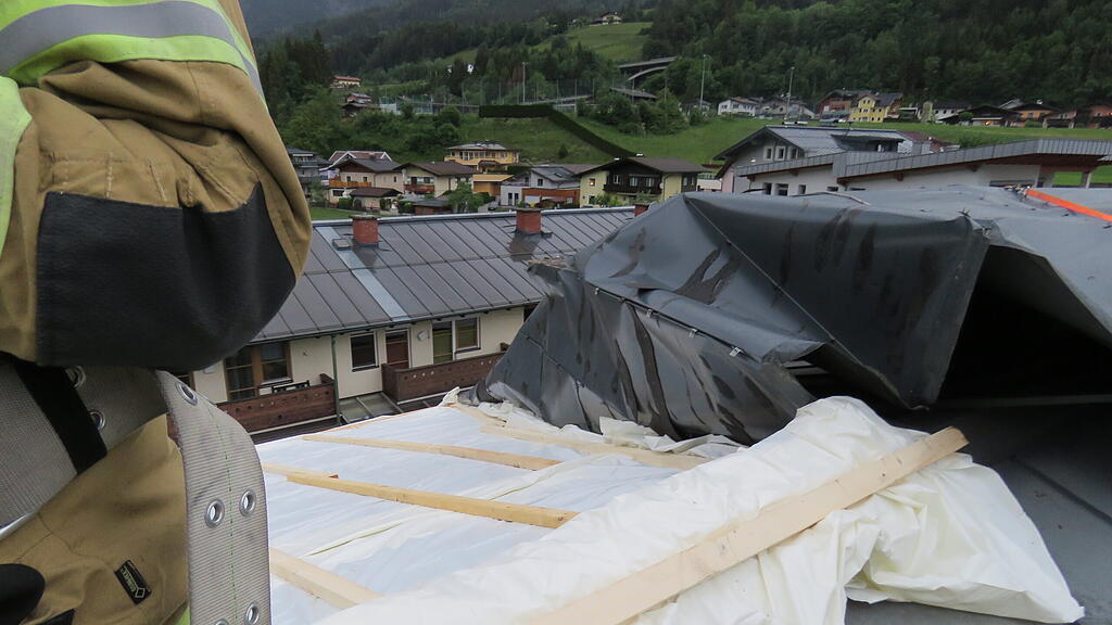 Sturmeinsatz Pfarrwerfen, abgedecktes Dach