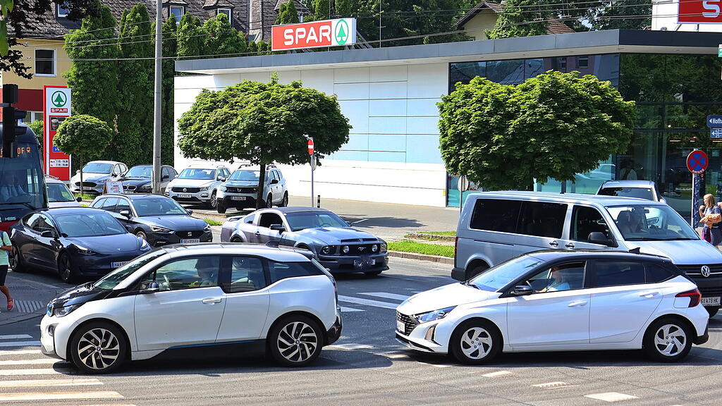 Asphaltierungsarbeiten Hofhaymer Allee und Nonntaler Hauptstraße