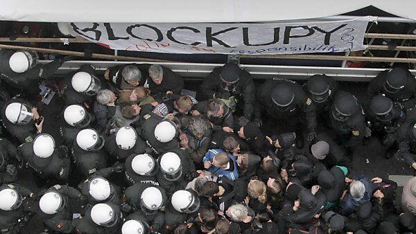 Zusammenstöße zwischen Polizei und Demonstranten