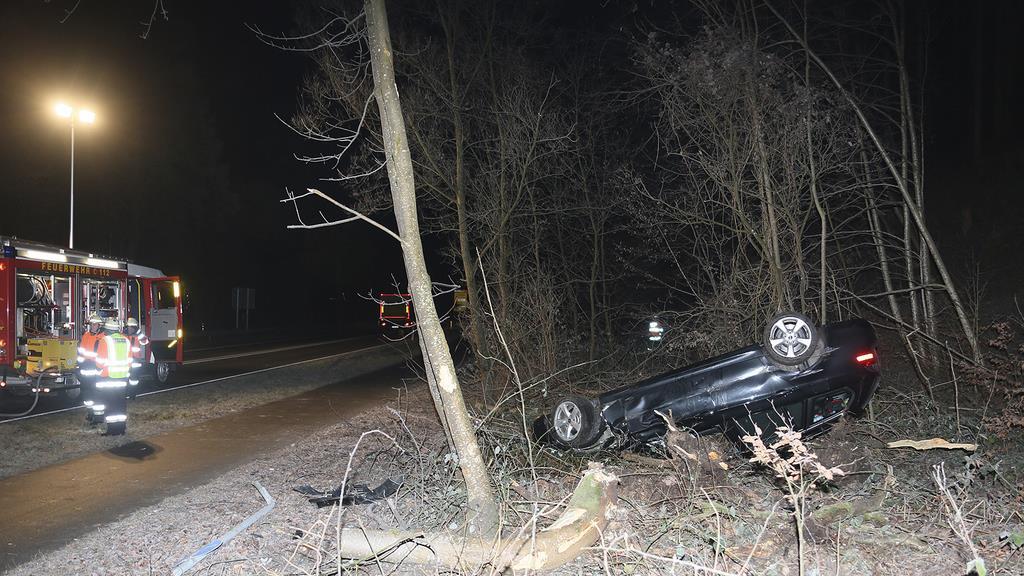 Unfall in Piding: 26-Jähriger überschlägt sich mit Pkw