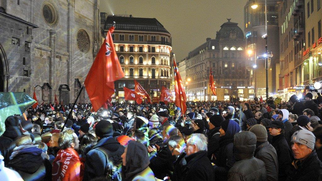 Ausschreitungen bei Demos gegen Akademikerball 2014