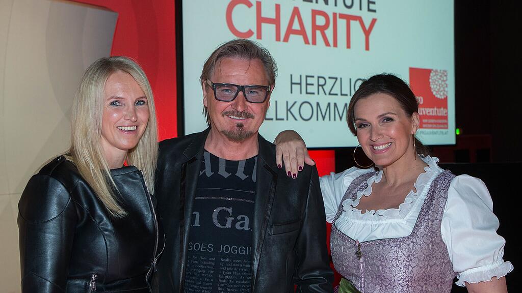 Barbara Karlich (rechts) sammelte mit den Promis Geld für die Kinder in Hallein.