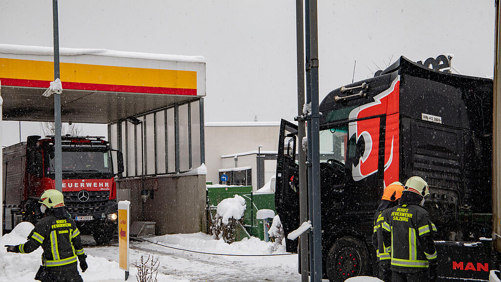 Lkw steckt fest