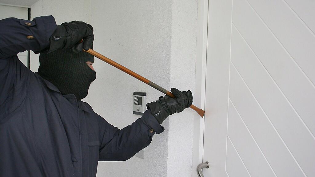 Die bislang unbekannten Täter richteten einen Schaden von mehreren tausend Euro an.
