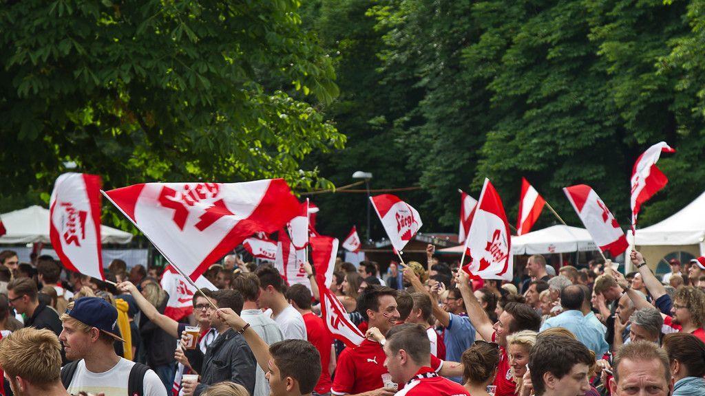 Volle Fan-Zone im Volksgarten