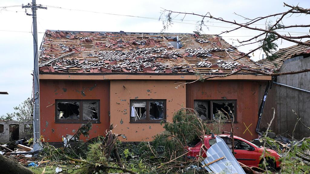 Sch\u00e4den nach Tornado in Tschechien