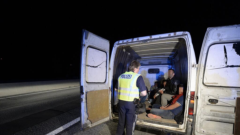 51 Menschen befanden sich in einem Viehtransporter.