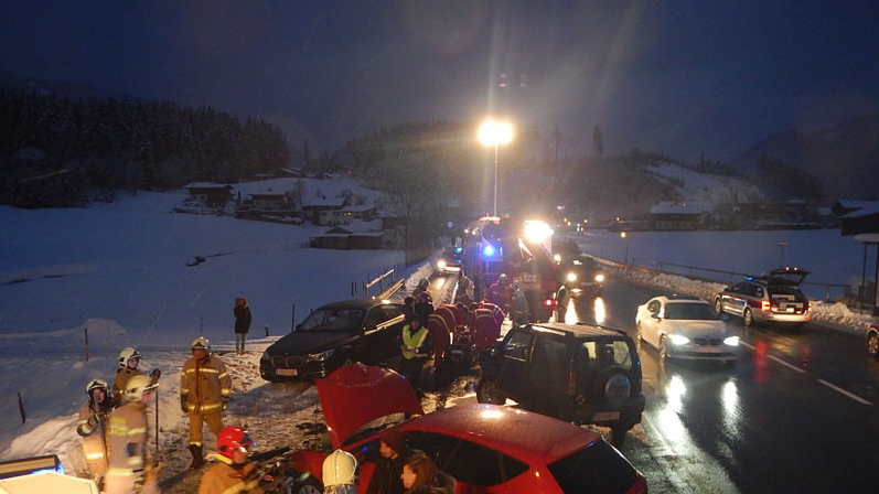 Die Feuerwehr Saalfelden kümmerte sich um die Aufräumarbeiten.