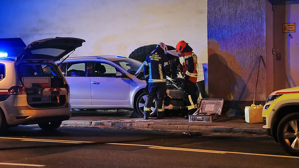 Auto kollidiert auf Hellbrunner Straße mit Hauswand