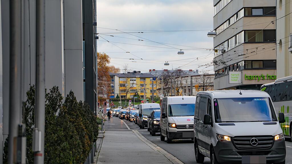 Lokalbahn und Pkw kollidieren in der Stadt Salzburg