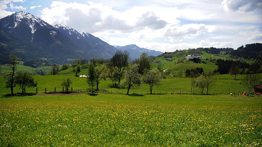 Am Fenstertag sind 18 bis 24 Grad möglich, dazu eine wechselhafte Mischung aus Sonne, Wolken und Regenschauern.