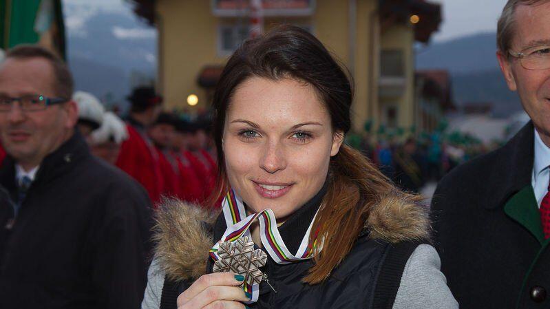 Sichtlich stolz präsentierte Anna Fenninger ihre Bronzemedaille von Schladming.