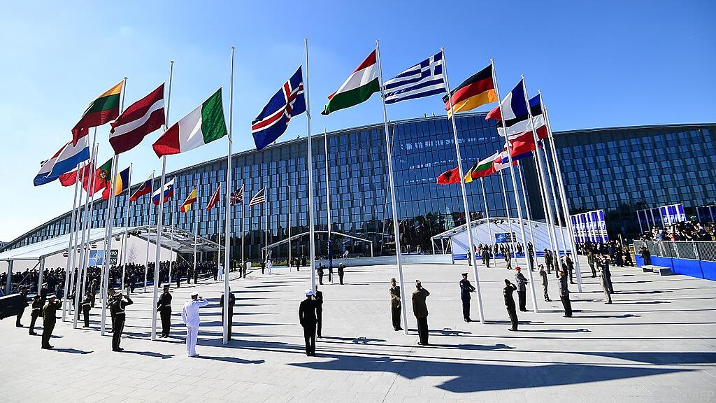 Am NATO-Hauptquartier könnten bald zwei neue Flaggen aufgezogen werden