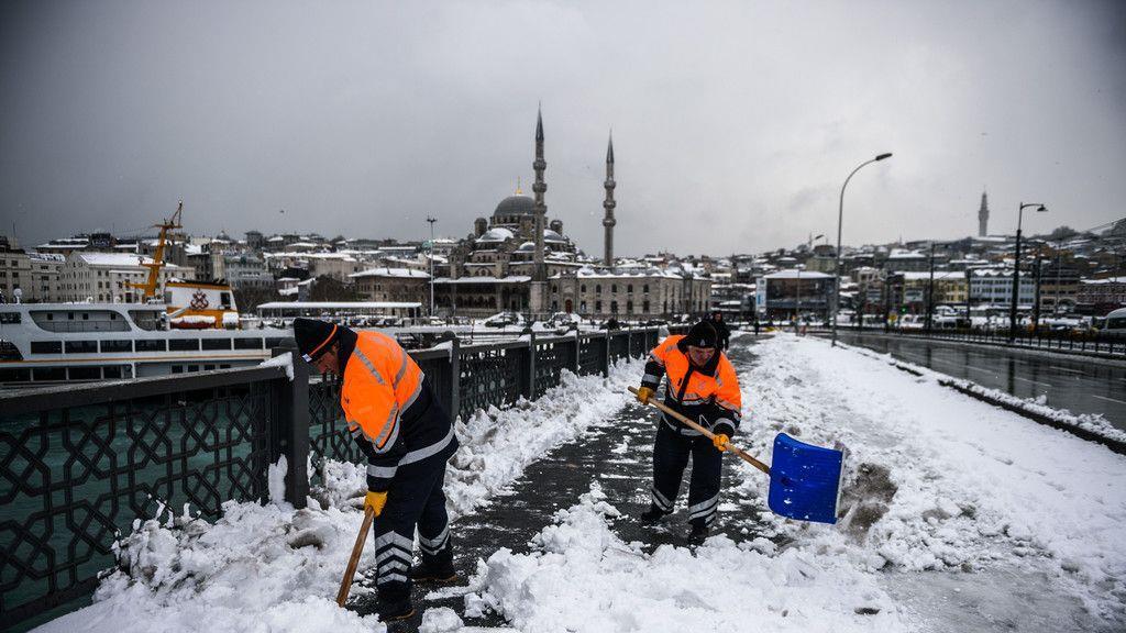 Schneefälle legen Istanbul lahm