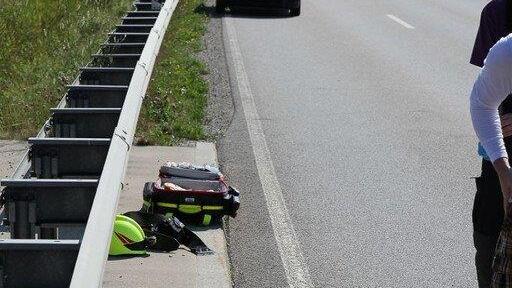 Biker prallt in Pkw